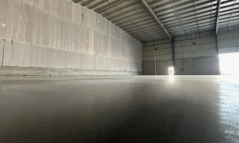 Бетонные полы с топпингом: что это такое и когда они действительно нужны