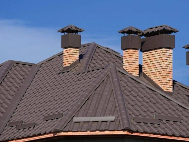 Металлочерепица для сложной крыши: когда стоит доплатить за хороший монтаж