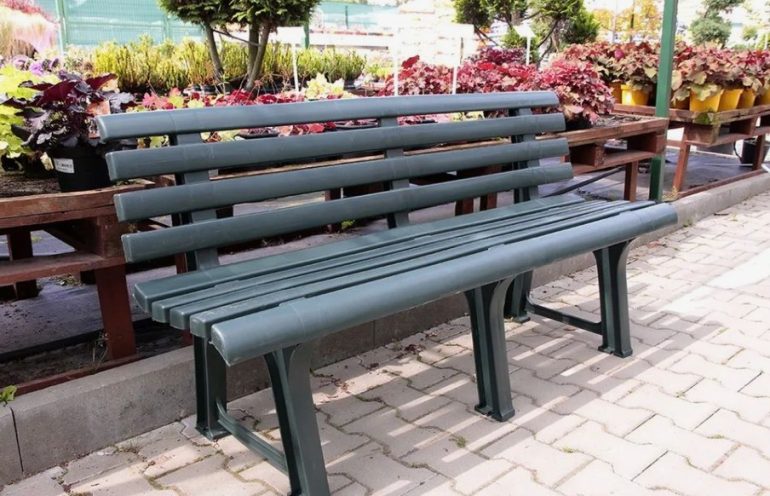 Уличные скамейки и комфорт горожан: что важно учитывать при установке