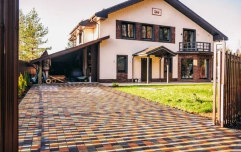 Тротуарная плитка во дворе: простые решения, которые сразу улучшают участок